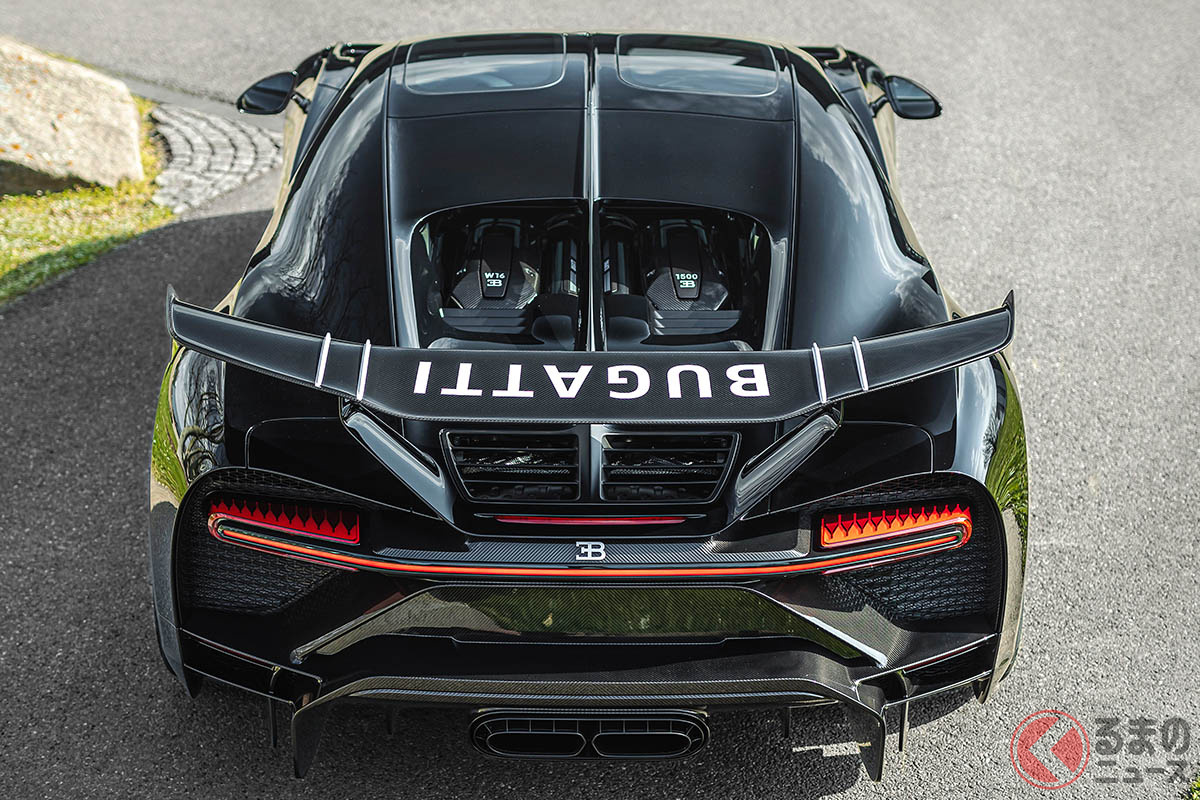 W16クワッドターボエンジンを覆うエンジンカバーは、非常に軽いカーボンファイバー製フードをセレクト