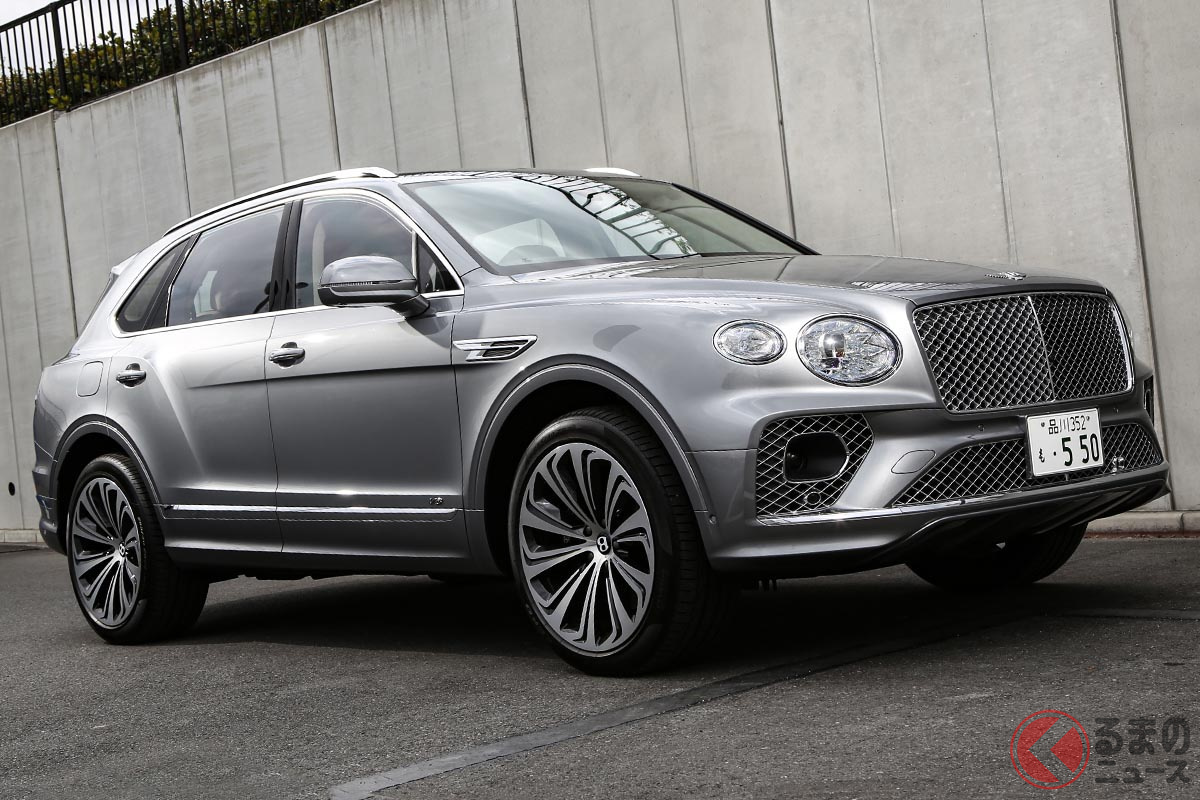 フロントグリルはデザインが見直され、彫りの深い表情のフロントマスクになった