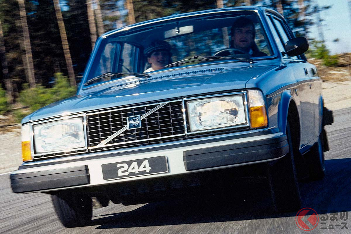 1974年に登場した4ドアモデルであるボルボ「244」。車名はシリーズ名+エンジン気筒数+ドア枚数といった法則のもとつけられていた。1980年以降は全モデルが「240」という名前で統一された(C)Volvo Cars