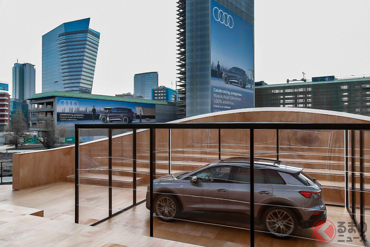 Porta Nuova 地区でマリオ・クチネッラのプロジェクトによるインスタレーションがおこなわれ、アウディ「Q4 50 e−tronクワトロ」が展示された