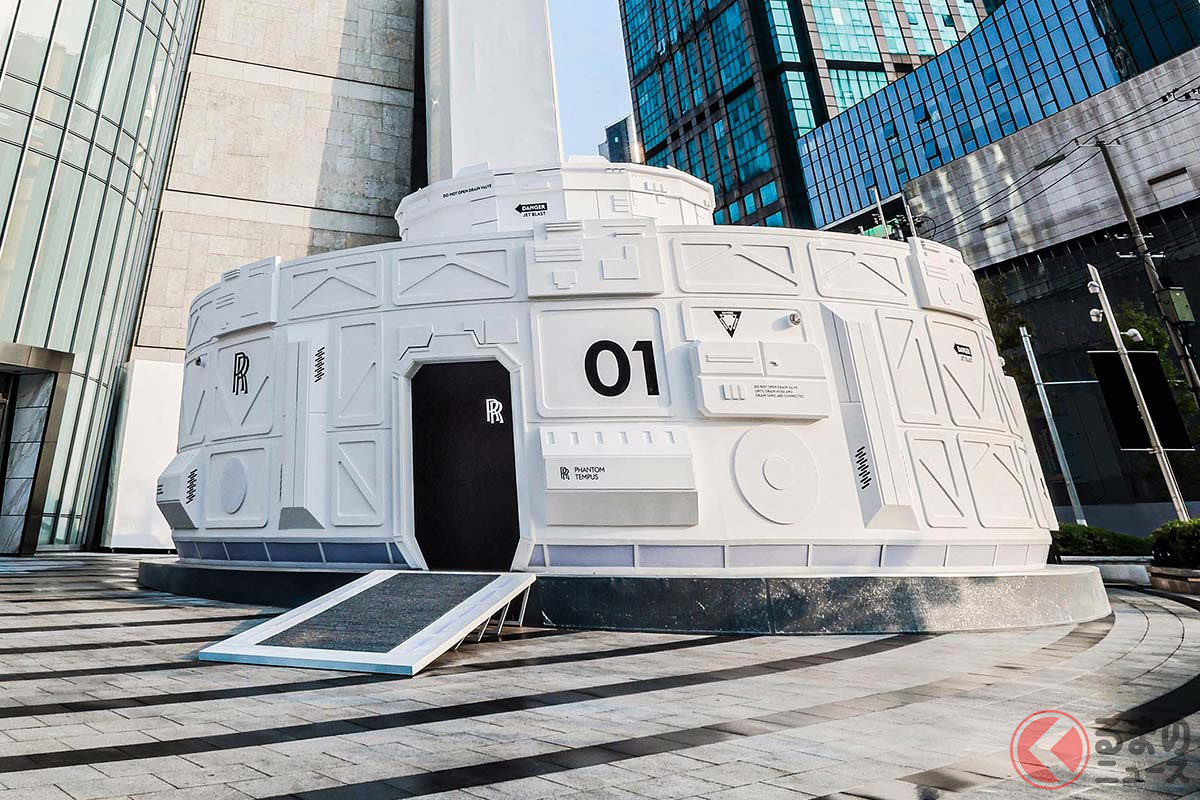 スペースカプセルの中に「ファントム ファントム テンパス コレクション」は展示された