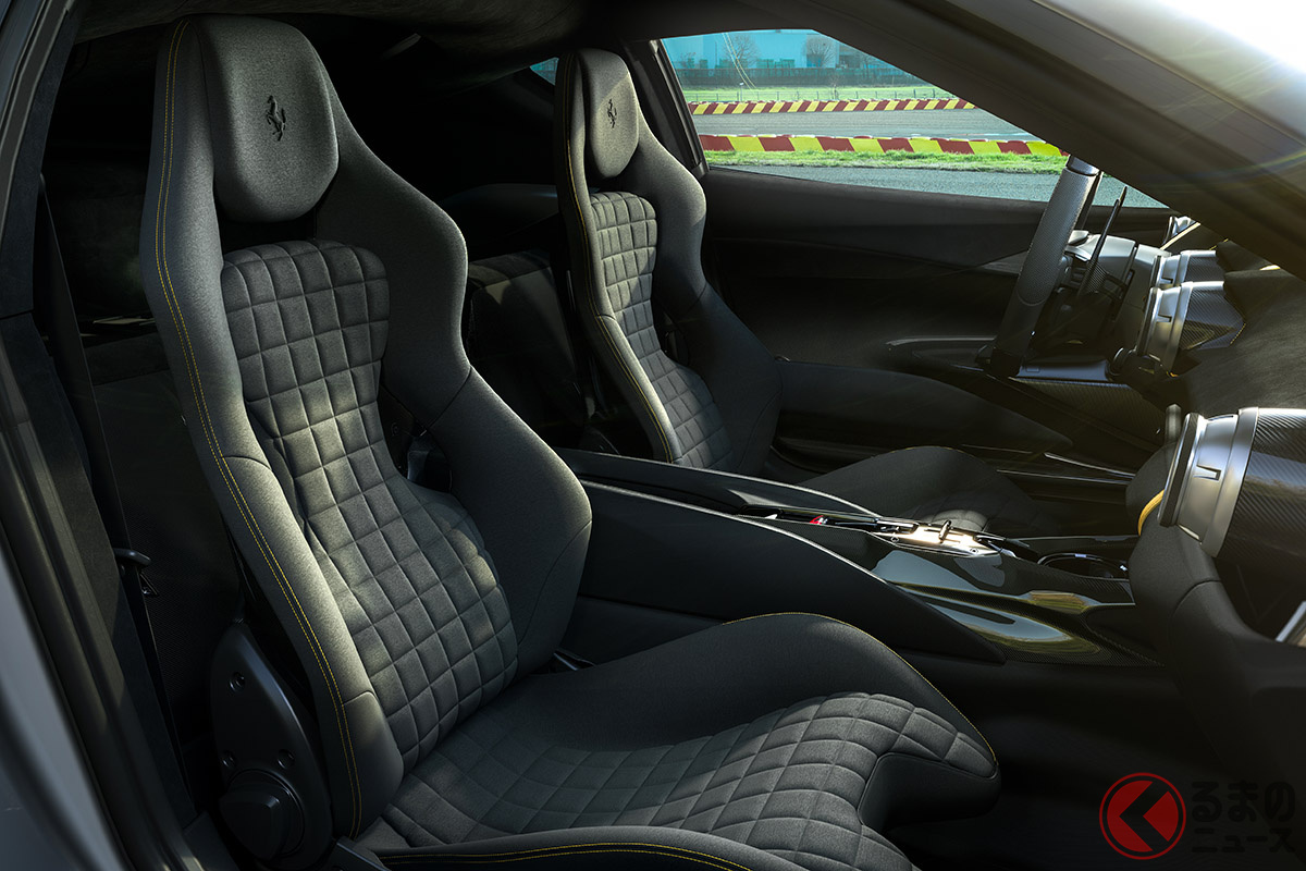 フェラーリ「812スーパーファスト」をベースとしたリミテッド・エディションのコックピット。Hゲートのテーマが導入された