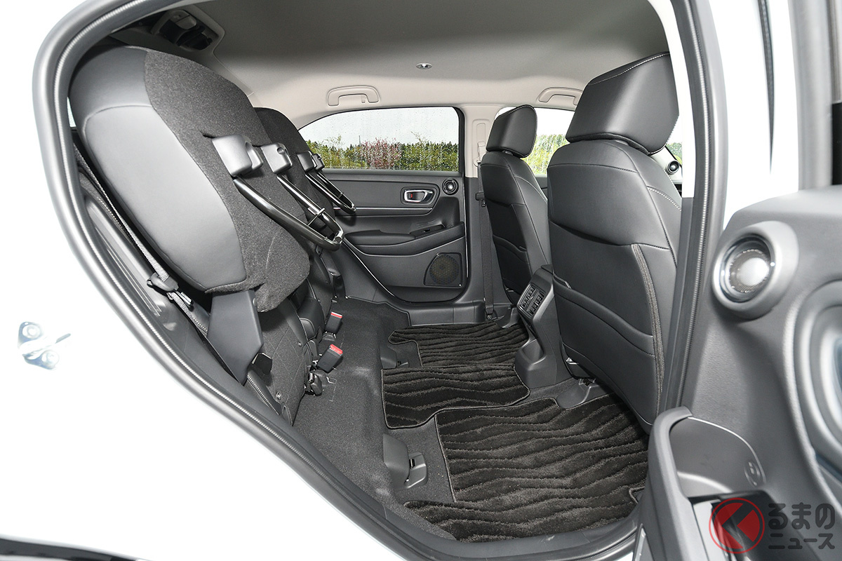 ホンダ「ヴェゼル」は後席リクライニングしないものの、チルトアップ機構は備わっている!