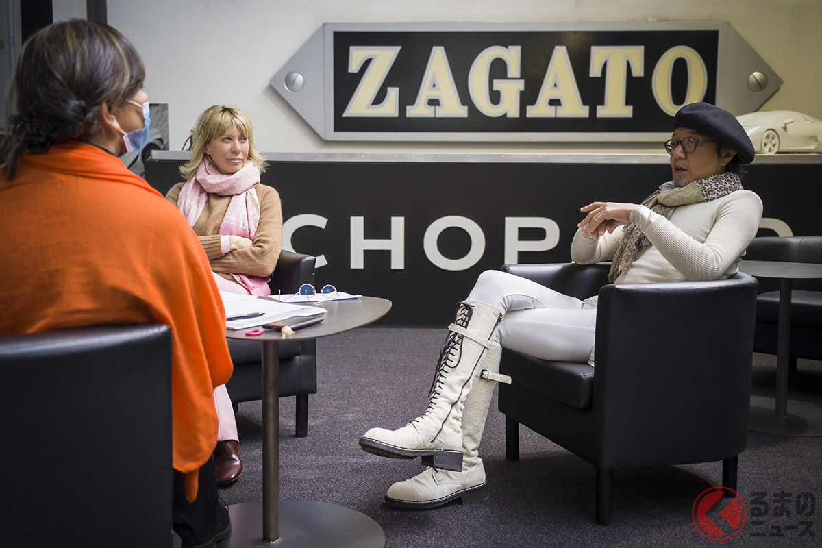 マレッラ・リヴォルタ(左奥)と原田則彦氏(右)