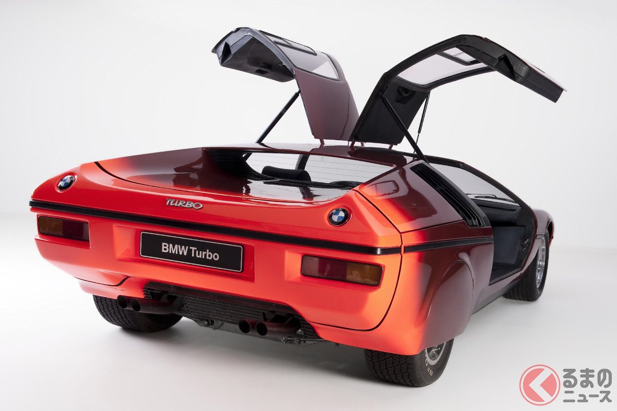 「BMWターボ」をスーパーカーらしく見せる特徴のひとつが、大きく上方に開くドア(ガルウィング)である