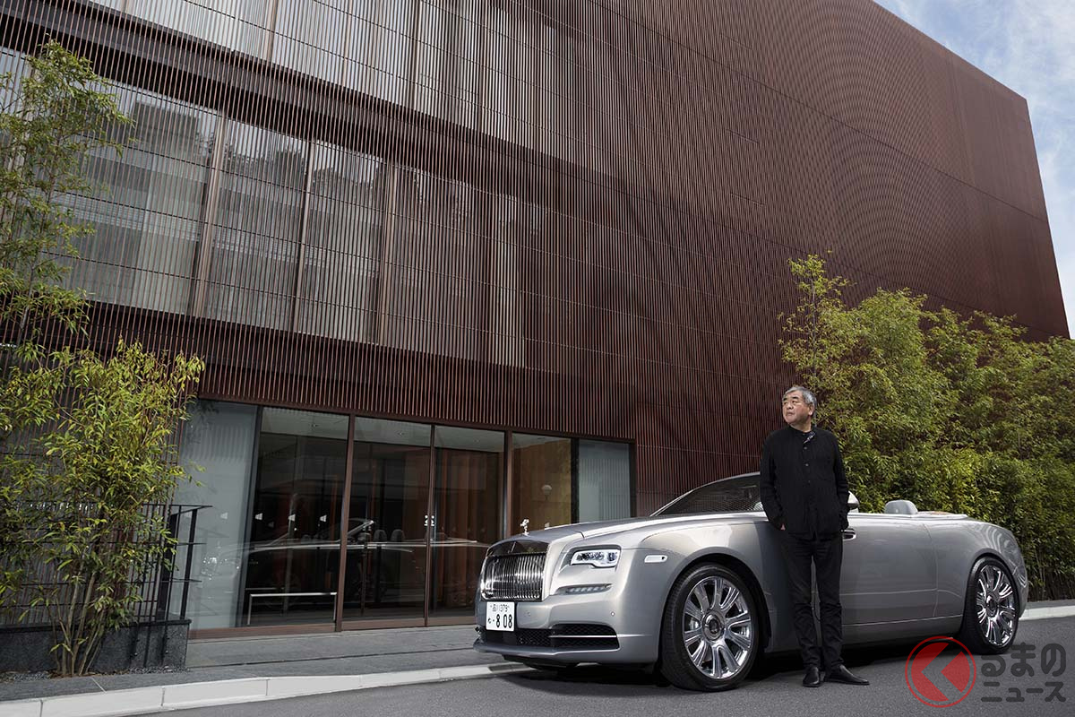 ボディカラーは、陽が差すと建物外壁のブロンズ格子スクリーンルーバーや、インテリアのブロンズのディテールを反映した温かみのある色に表情を変える「シルバー・ヘイズ」が選ばれた