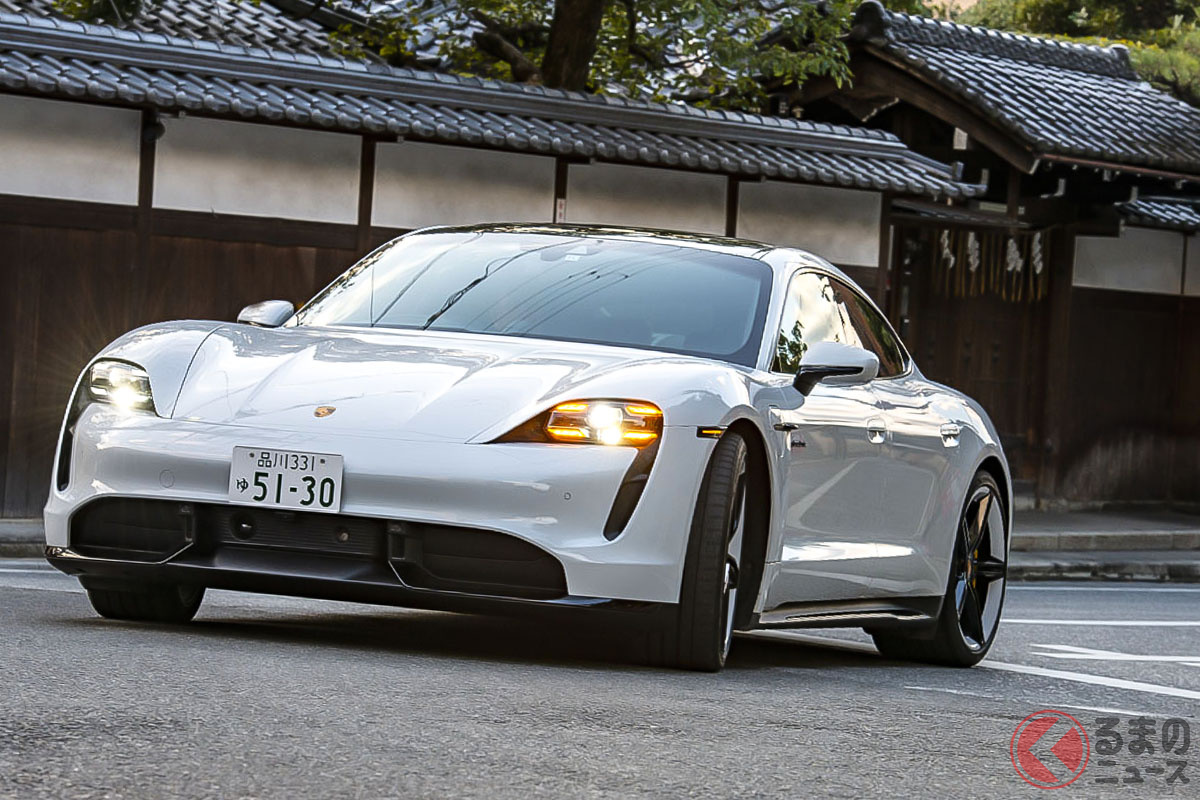 2020年に発売が開始されたタイカン。グレード構成は下から標準仕様のほかに、「4S」、「ターボ」、「ターボS」。EVなのに何故ターボと思うだろうが、ポルシェには上位グレードに”ターボ”と付ける伝統があることからそうネーミングされたのだ。2021年には新たにオフロード仕様の「クロスツーリスモ」の予約を開始した(C)橋本玲