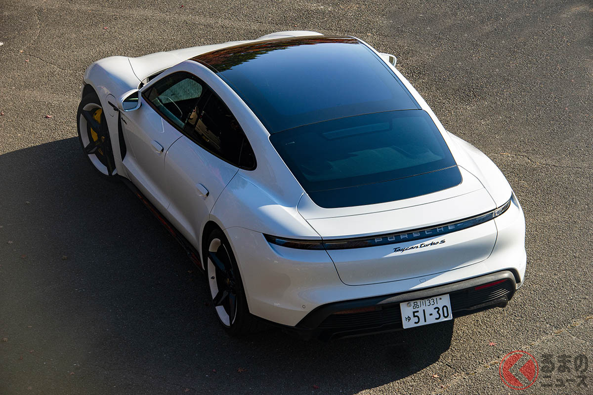 ルーフ形状などはパラメーラと同じくクーペ風4セダン。アクティブエアロダイナミクスシステムには可動式リアスポイラーも含まれ、3段階で展開される(C)橋本玲