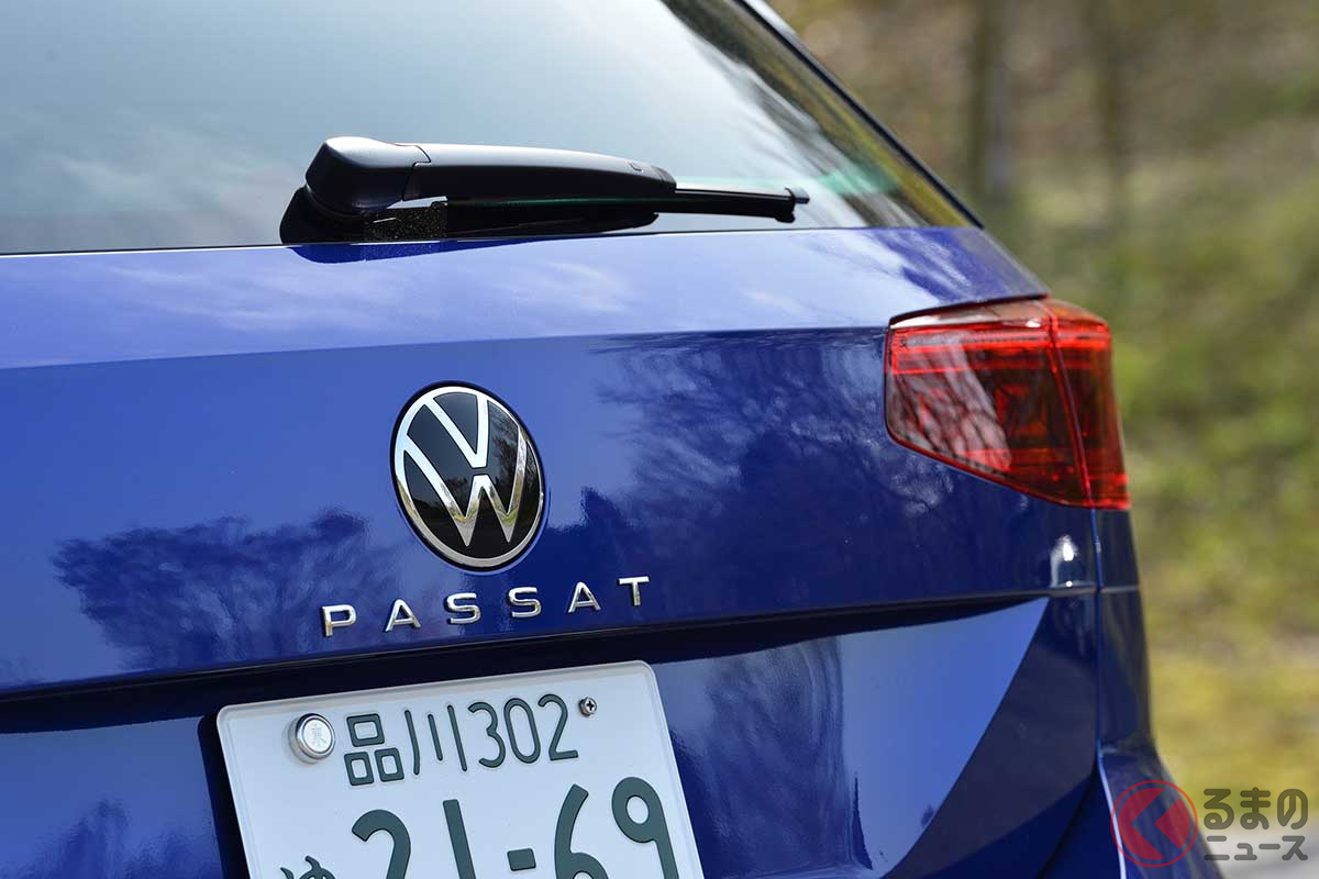 「PASSAT」のロゴ位置が変更されている。またVWロゴマークが新しいものになった