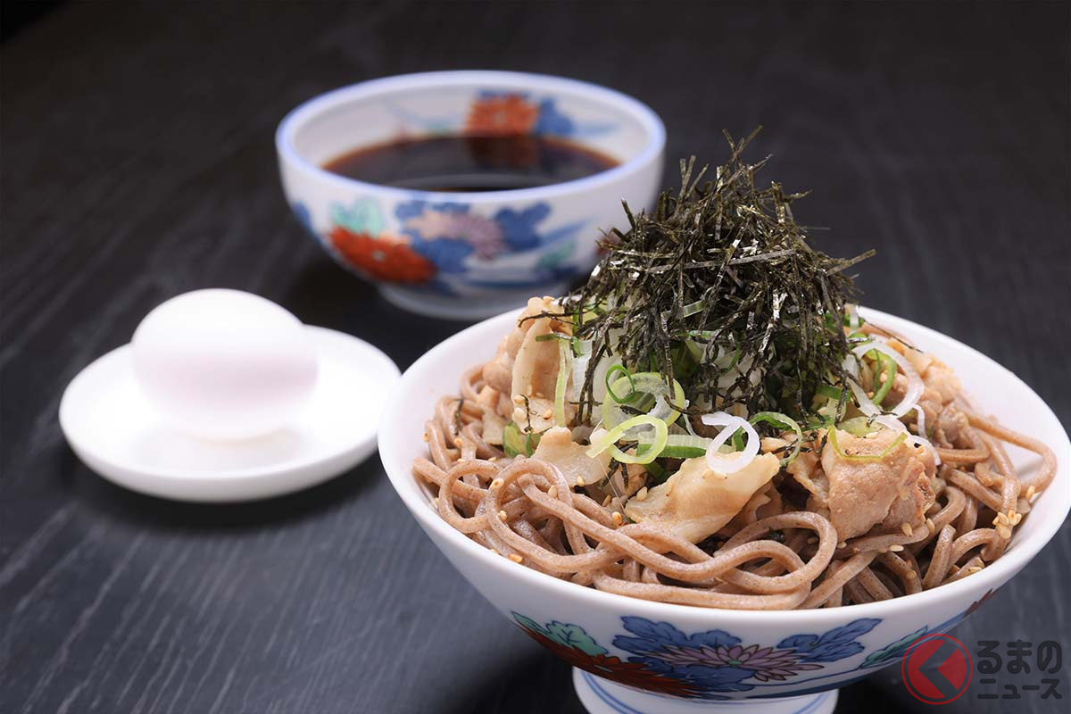 メルセデス ミー羽田エアポートに出店するThe Minatoya Loungeで食べることができる「冷たい肉そば」(950円。スモールは750円)