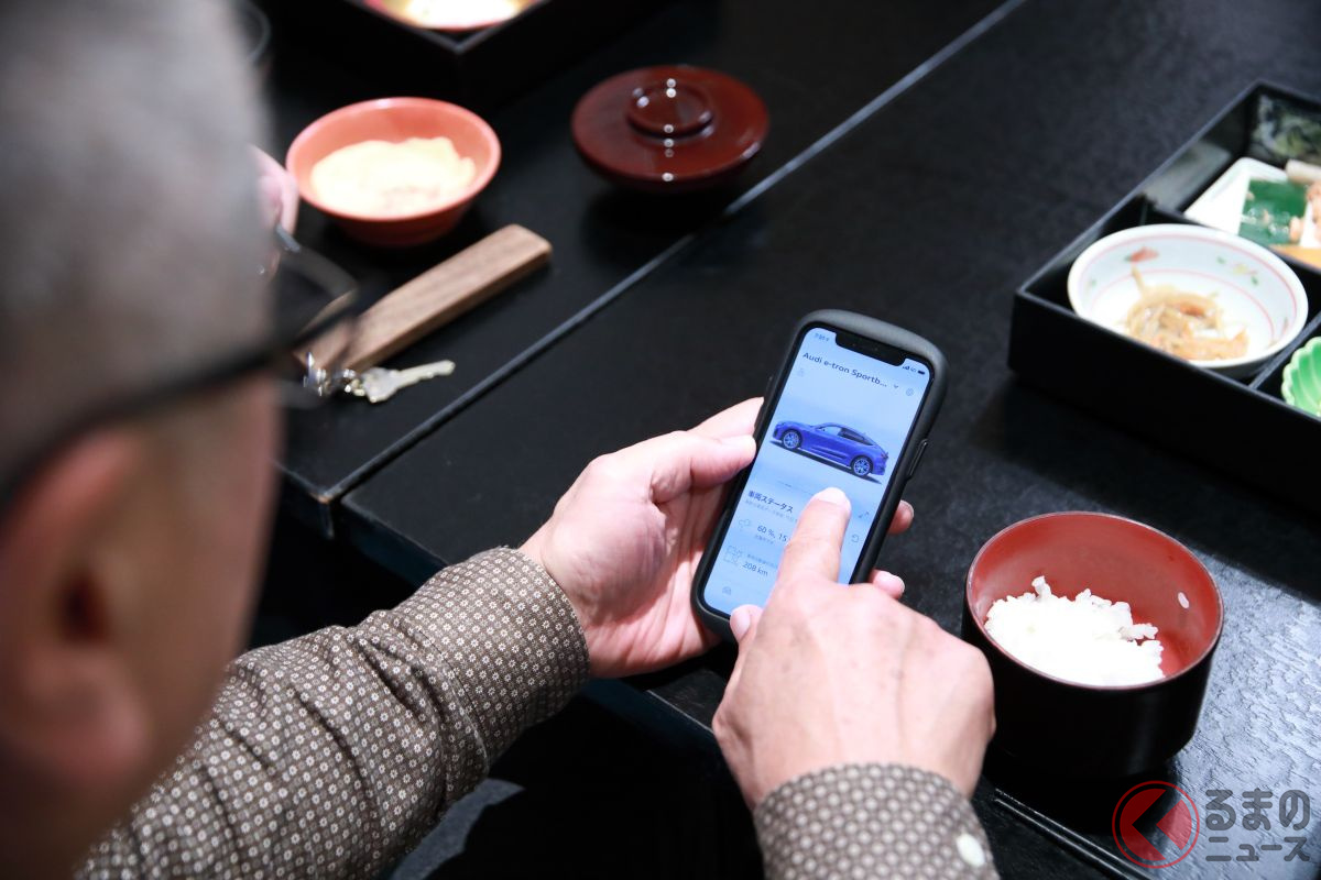 アウディのクーペSUV型EV「e-tronスポーツバック」ではスマホで充電状況をチェックできる