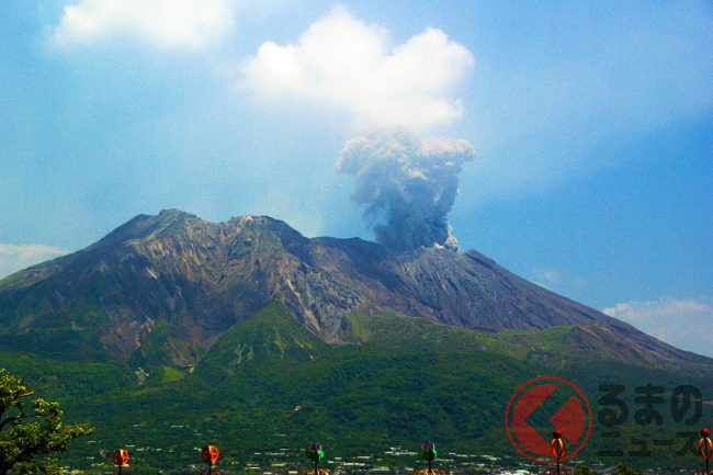 桜島で警戒レベル3に 火山噴火時のクルマはどうする 厄介な火山灰の対処方法とは くるまのニュース