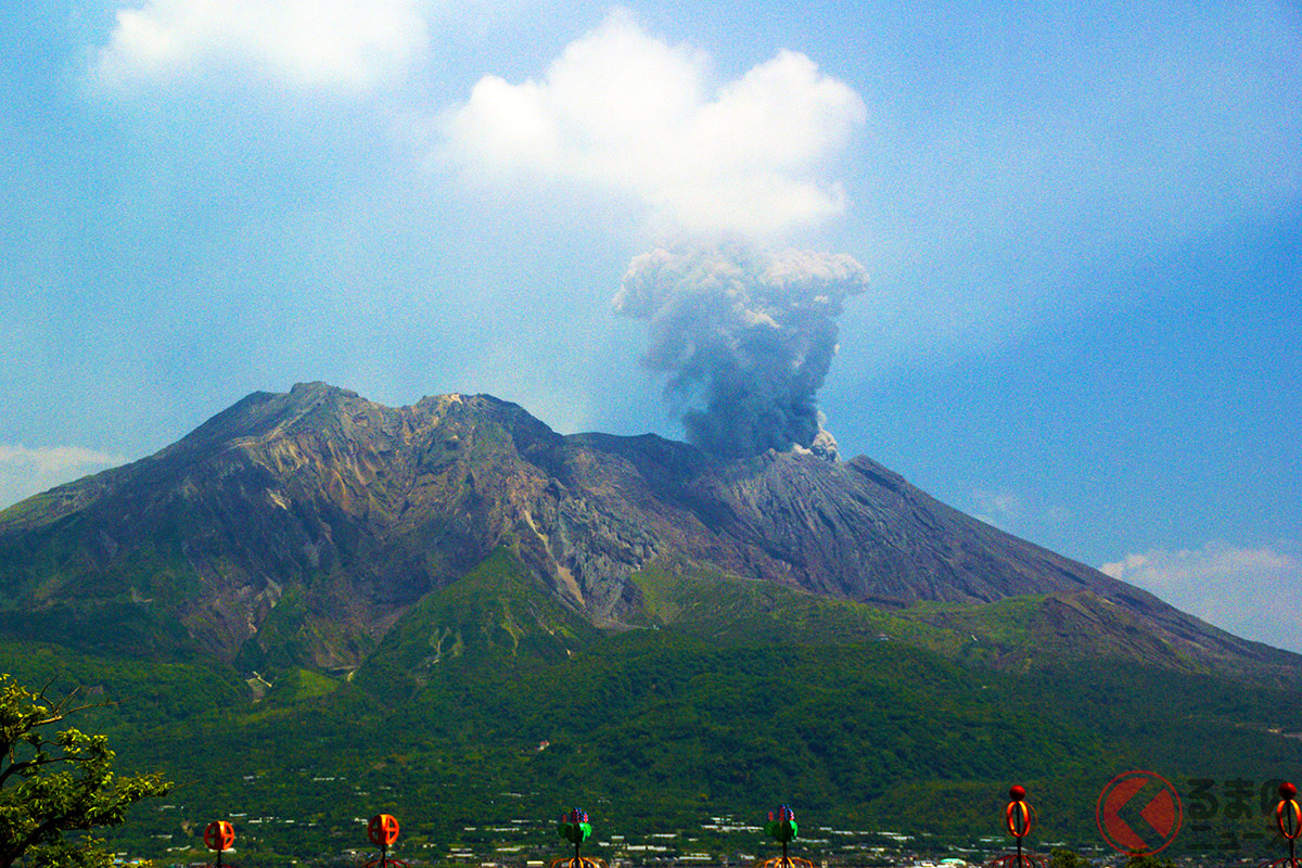 火山大国の日本。4月25日2時40分には、鹿児島県・桜島に火口周辺警報(噴火警戒レベル3、入山規制)が発表された(画像:過去に噴煙を上げた桜島)