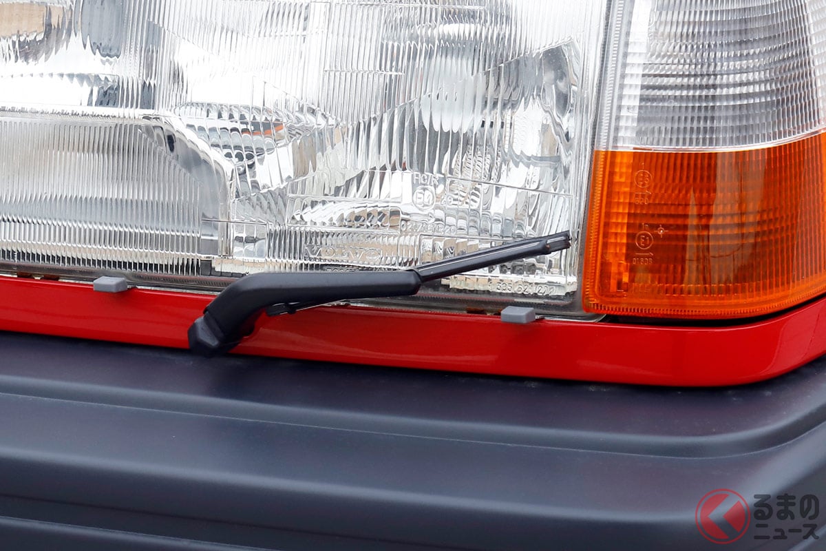 ひと昔前にはヘッドライトにワイパーを装着するクルマは見かけた(画像はボルボ「940」)