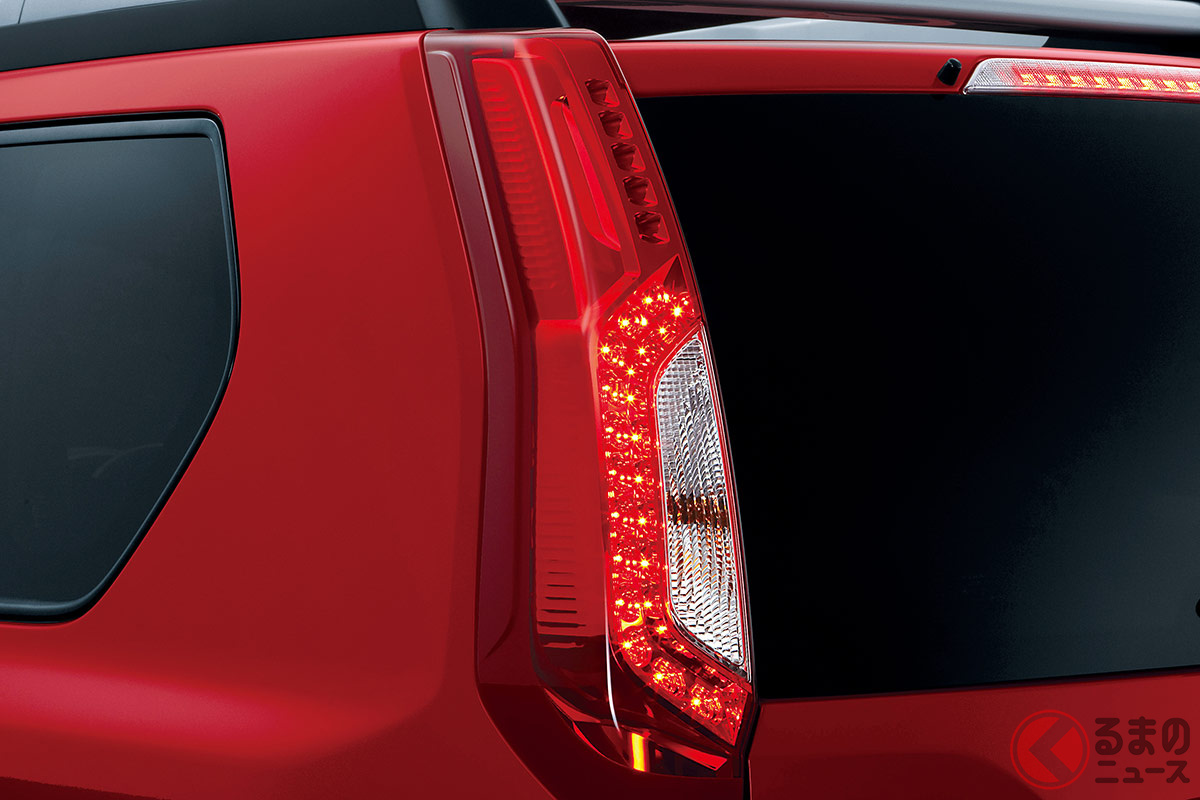 日産「エクストレイル」は初代・2代目と縦型テールランプを採用(2代目後期ではLED化)したが、3代目では左右分割となった