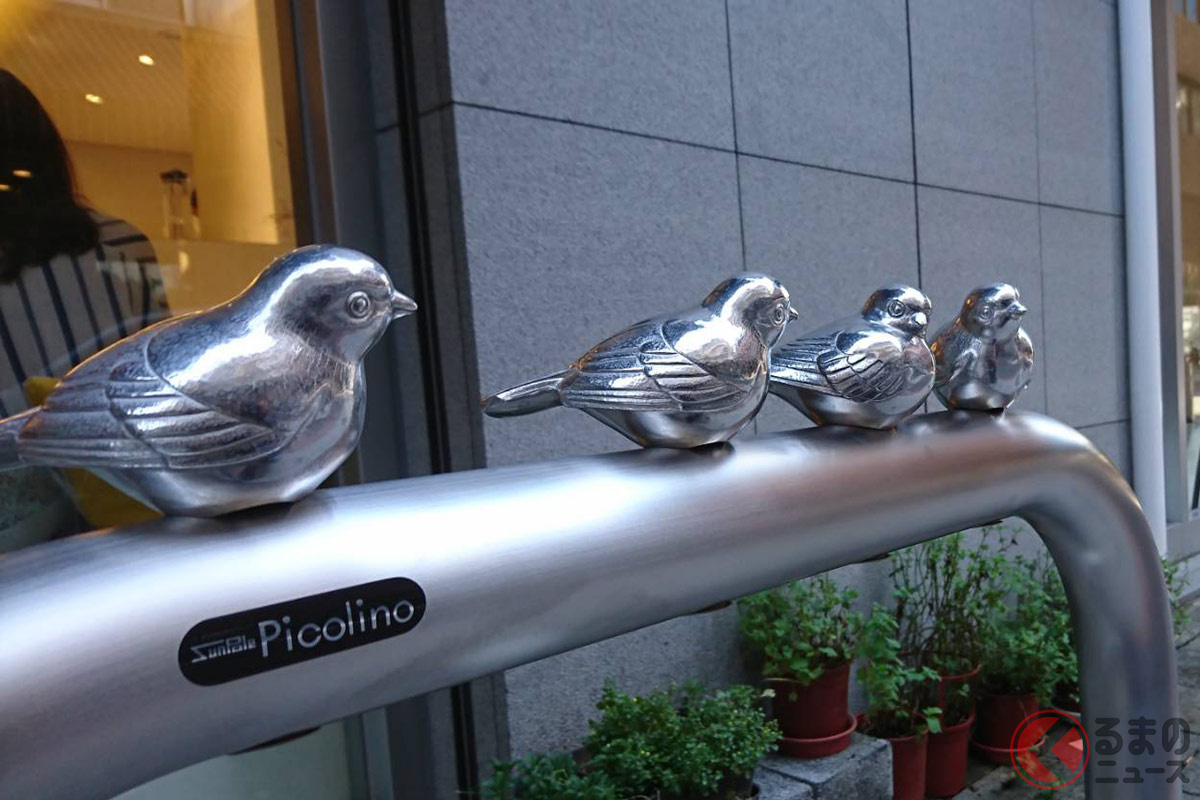 公園や駅前などで見かけることがある金属製の鳥が配置された車止め。正式名称は…「ピコリーノ」