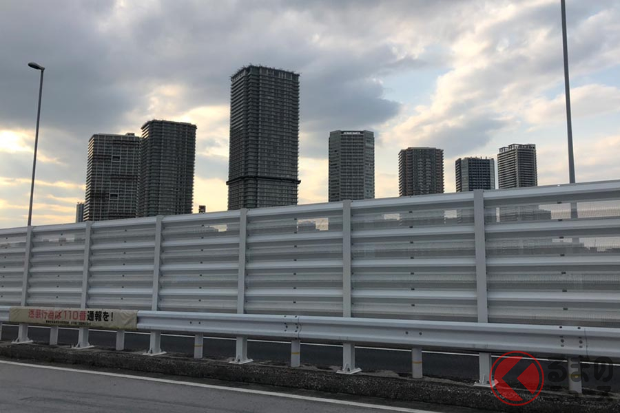 壁が設置された後の辰巳第一パーキングエリア