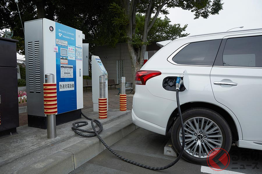 充電中の三菱「アウトランダーPHEV」