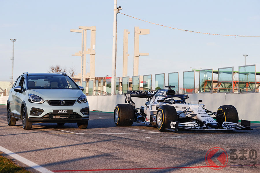 新型フィット(ジャズ)とフォーミュラカー