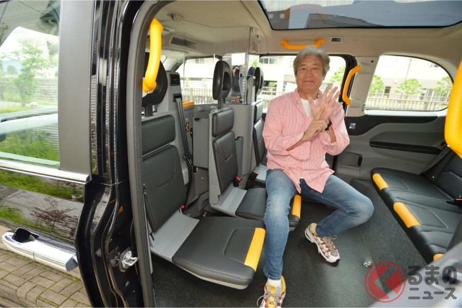 ロンドンタクシーの後席は3人ずつの対面式となっている