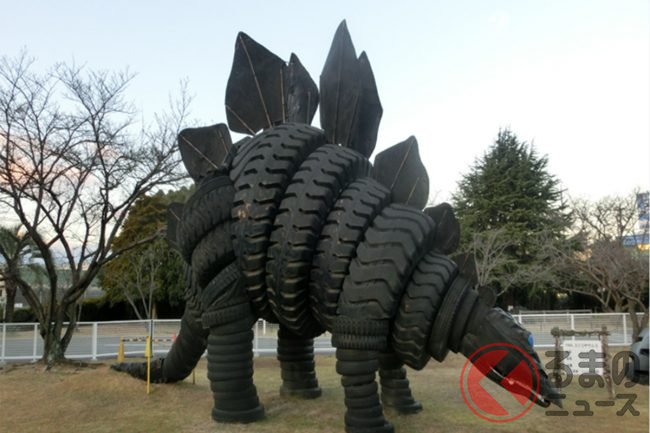タイヤ工場に巨大恐竜出現 横浜ゴムが廃タイヤで恐竜を作った理由とは くるまのニュース