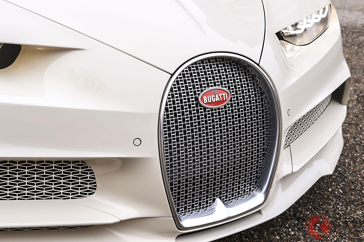 エルメスの「H」モノグラムでカスタマイズされたブガッティ「シロン」の馬蹄型グリル