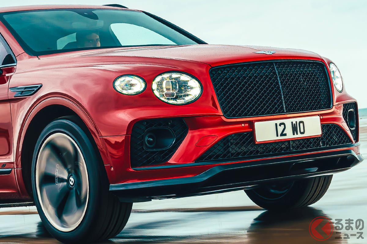 「ベンテイガS」のルックスは、ブラックでまとめた独特のディテールによって新鮮な印象となっている