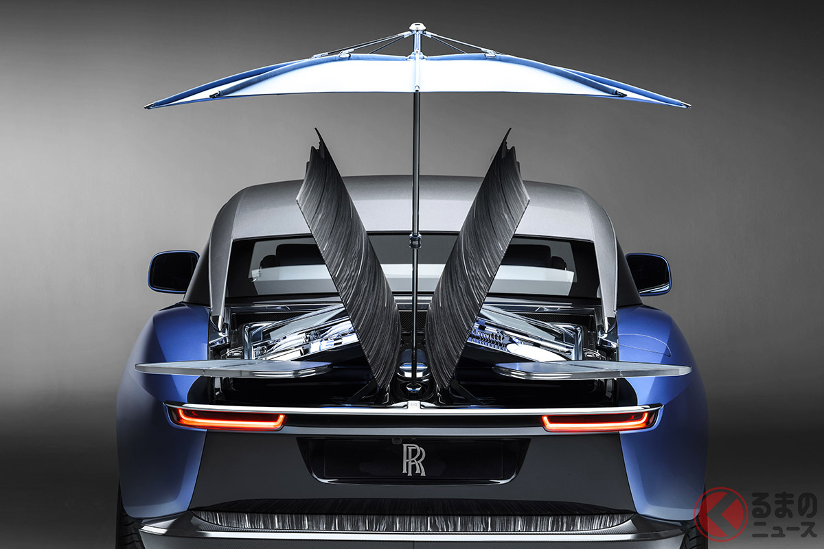 ロールス・ロイスといえば、ドアに仕込んだ傘が有名だが、このようなパラソルとしての使用例はあまり例を見ない