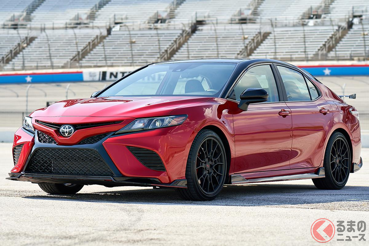 TRDのパーツによってアグレッシブなスタイルにカスタマイズされた「カムリ TRD」