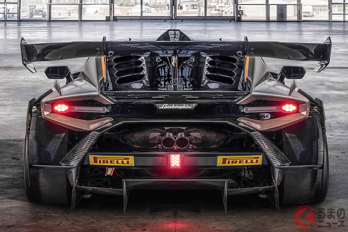 「カウンタック」のテールライトをモチーフとしたリアのLEDライト