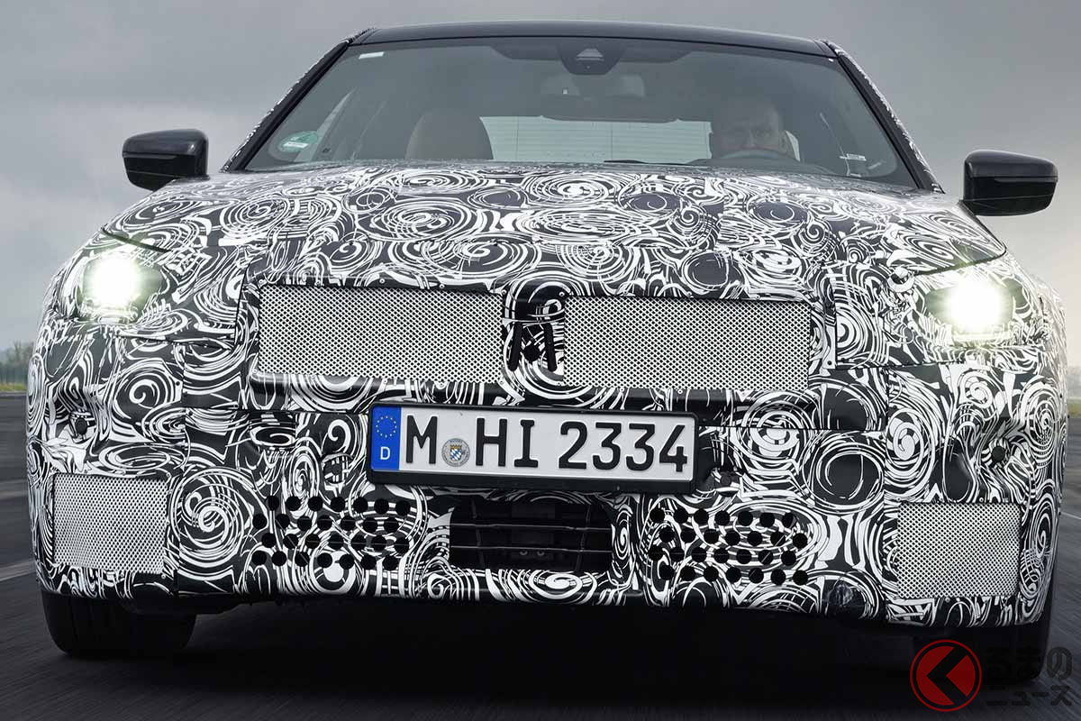 擬装されたボディで最終テストをおこなうBMW新型「2シリーズクーペ」