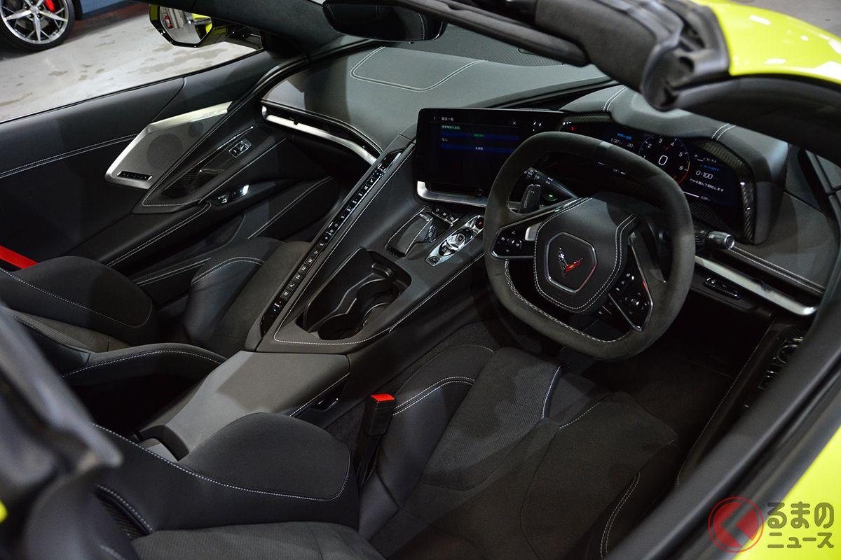 新型「シボレー コルベット コンバーチブル」のインパネ。コルベット史上はじめて右ハンドルを設定した