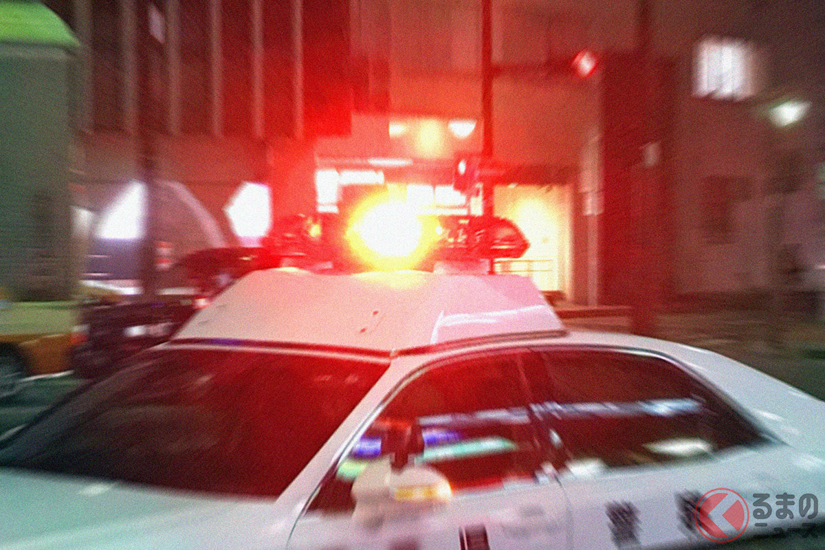 サイレンやパトランプ(赤色灯)を使用している際は「緊急車両」となり原則として譲らなければならない