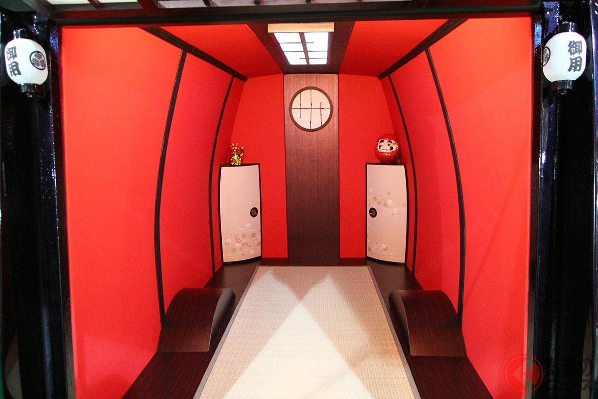 朱色の壁が個性的! 和風キャンピングトレーラーの中身がスゴイ!(画像提供:NATS)