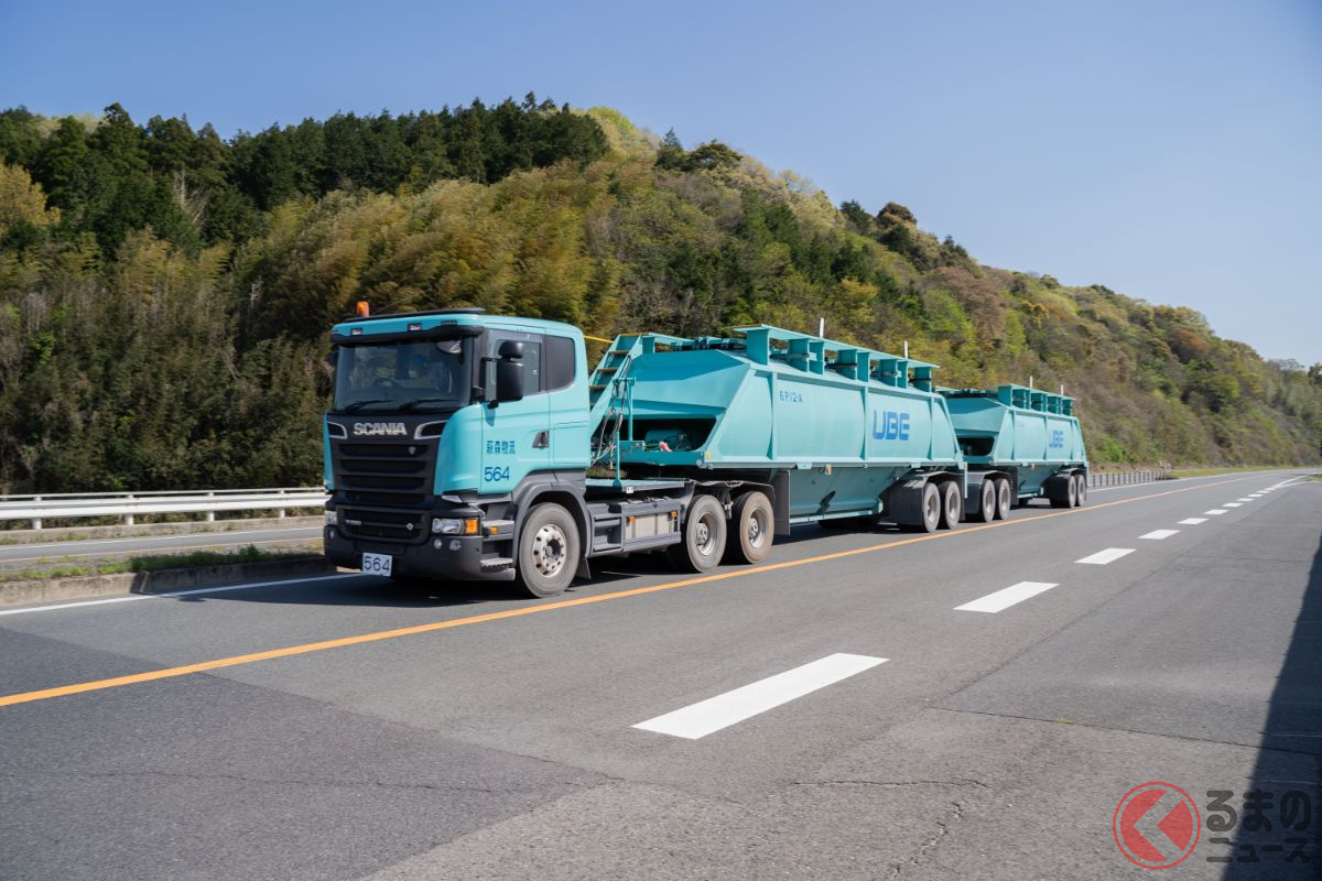 宇部興産専用道路を走行する巨大な「ダブルス・トレーラー」(撮影:加藤久美子)