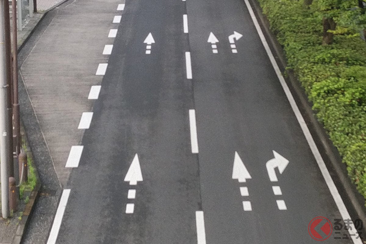 道路上で見かける「破線矢印」にはどのような役割があるのか?