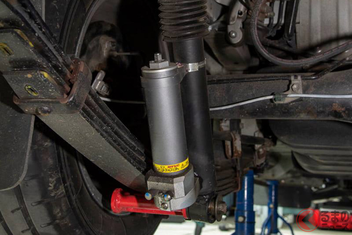 新しく投入したダンパーはチームで開発したニューバージョン。リアはリザーブタンク付き