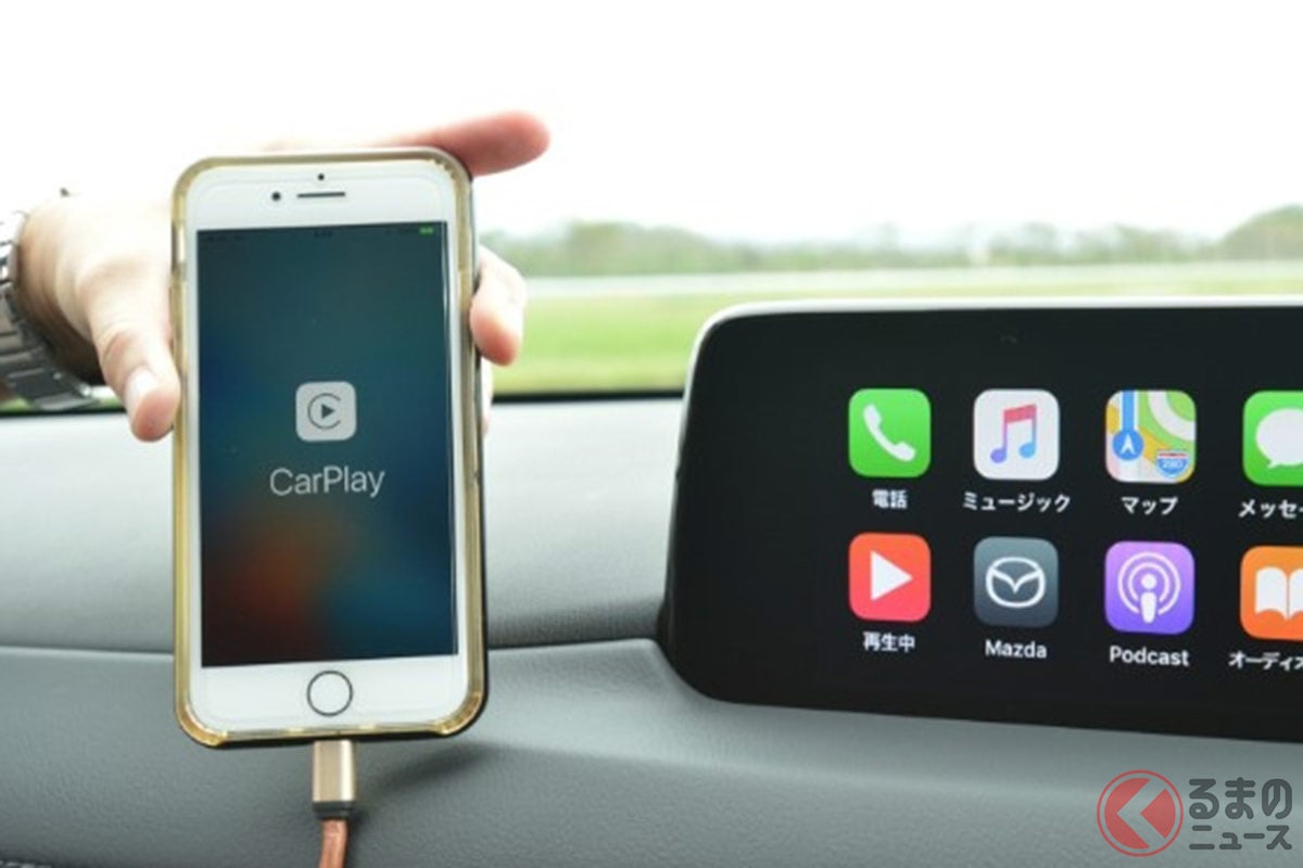 現在では、メーカー独自のオーディオディスプレイが採用されるケースも増えている(画像はマツダのマツダコネクトにApple CarPlayを連動している様子)