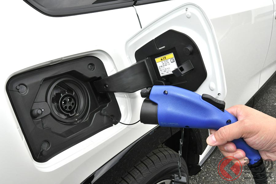 従来のハイブリッド車と異なり、外部充電が出来るほか、EV航続距離が長いのもPHEVの特徴