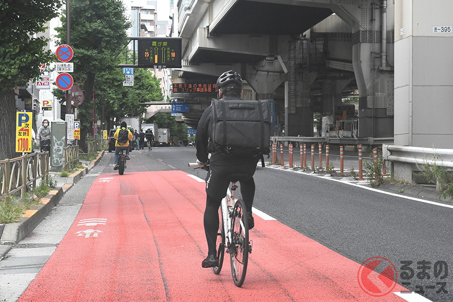 フードデリバリーサービスなどの配達員は「役に立つ」という