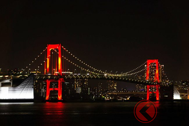 東京アラートの象徴 レインボーブリッジ初 赤 点灯見納めか コロナ禍での苦労とは くるまのニュース