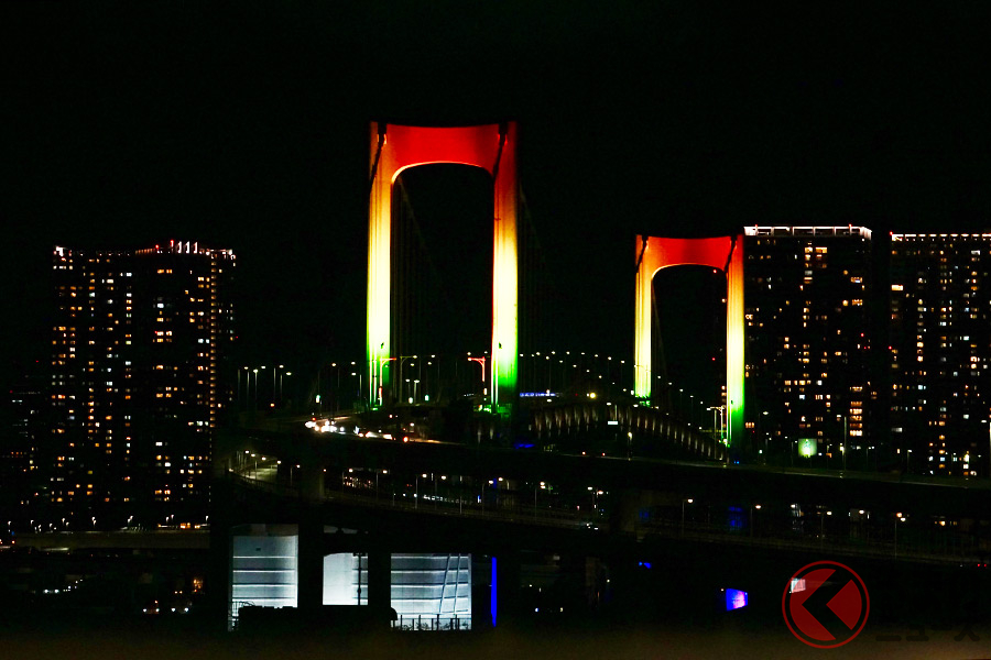 レインボーカラーでライトアップされたレインボーブリッジ