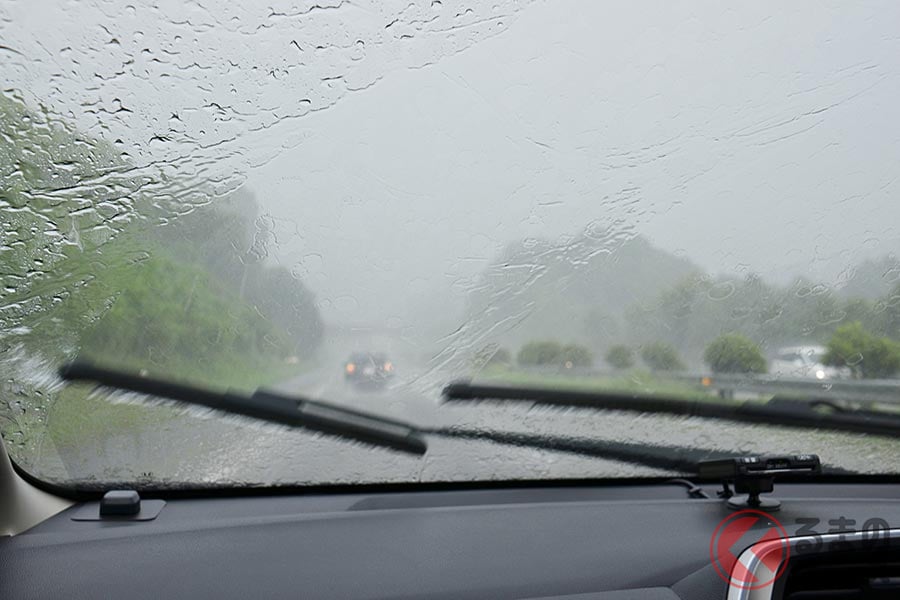 視界不良は危険が伴うことから定期的なワイパー交換が必要