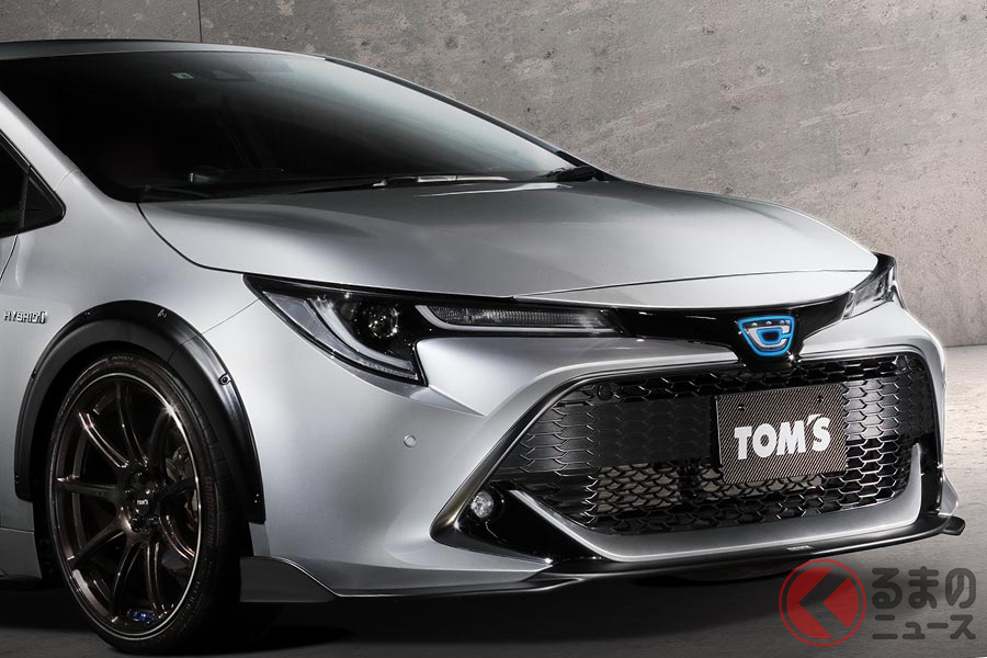 トムスのオーバーフェンダーを装着したトヨタ「カローラスポーツ」