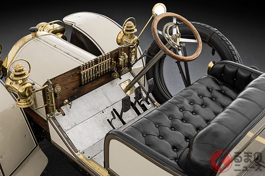 1902年に発売されたメルセデス「シンプレックス」には、すでにまるいハンドルが付いている。ハンドルにはレバーが追加されていて、点火タイミングや空燃比などエンジン制御が可能だった