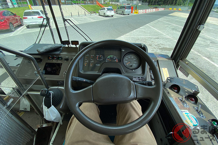 運転席も路線バスとして使用していたままの状態