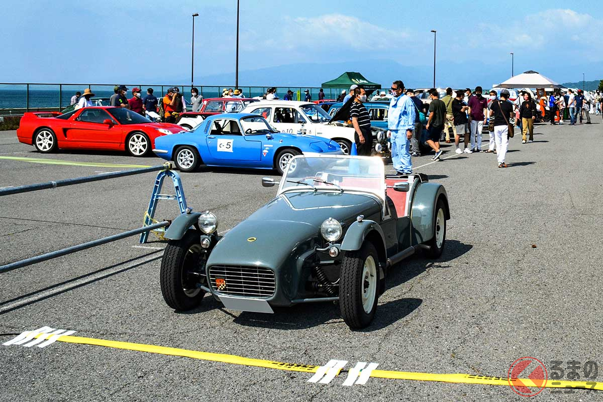 クラシックカーを走らせて楽しむには、ジムカーナはもってこいの競技だ