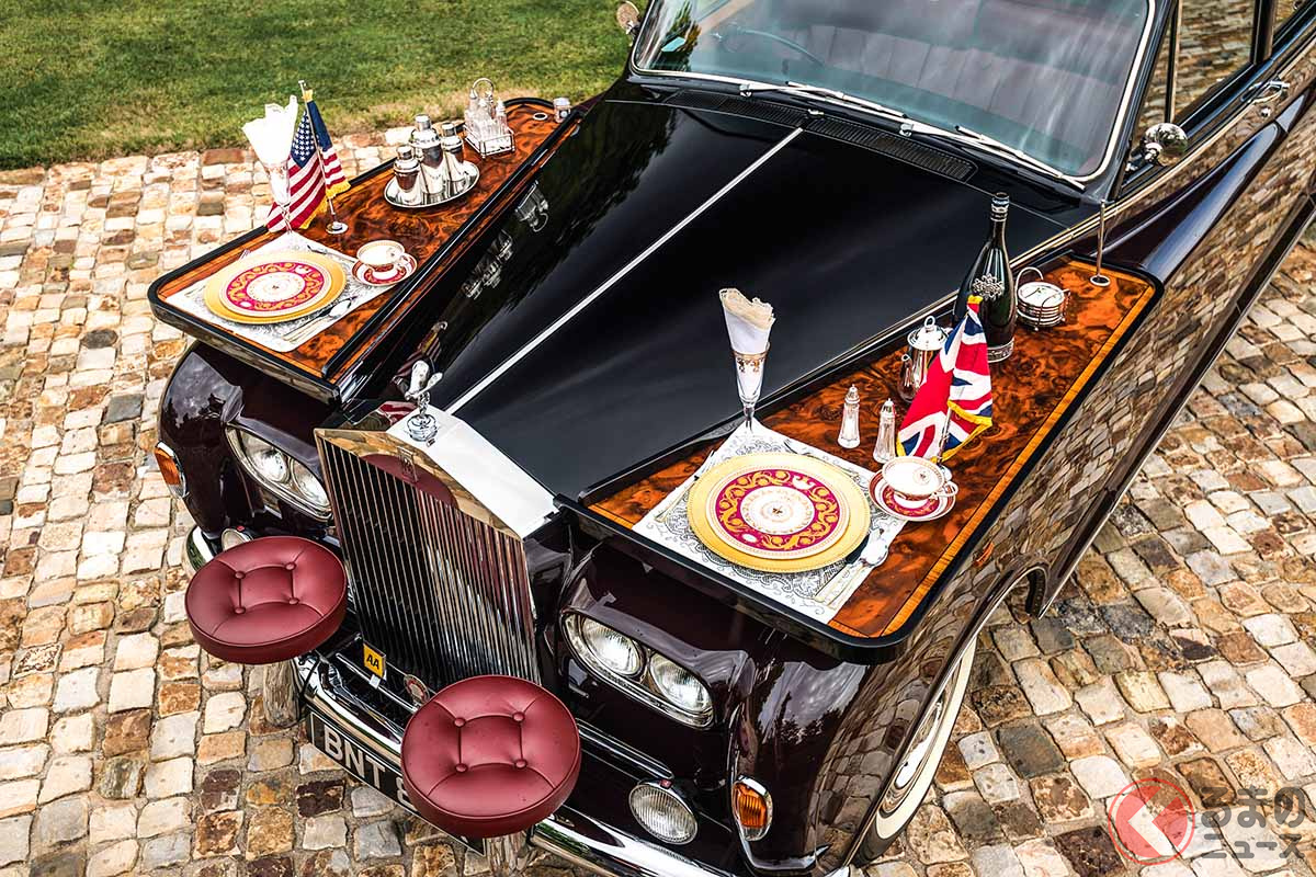 屋外で洒落た食事を楽しむひとときのために設えられたロールス・ロイス。現代のグランピングに近い感覚なのかもしれない