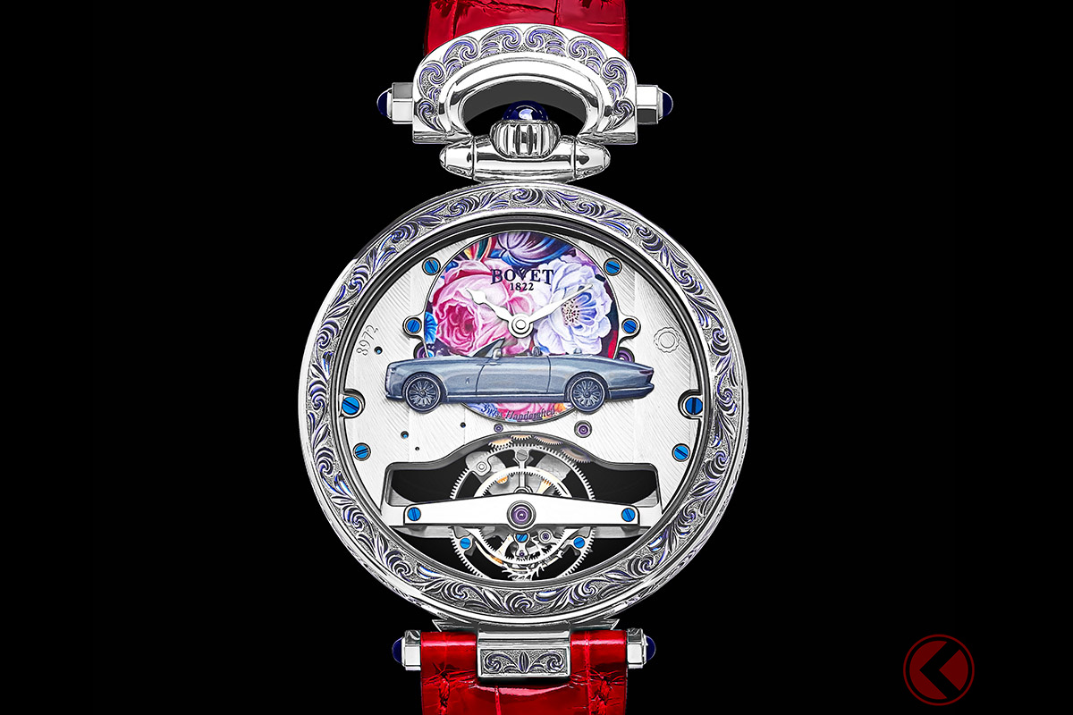 女性用のリバース側のダイヤルは「マザー・オブ・パール」様式のダイヤルに花束の華やかなミニチュア絵画が飾られる