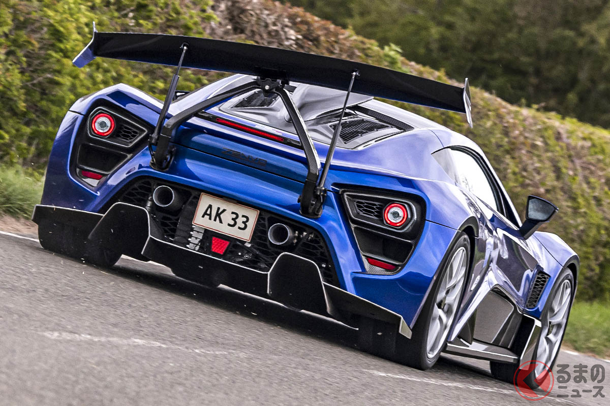 コーナリング時にはセントリペタル・ウイングをを左右に傾けることで、より大きなトラクションをコーナーイン側のタイヤに与えることが可能になる